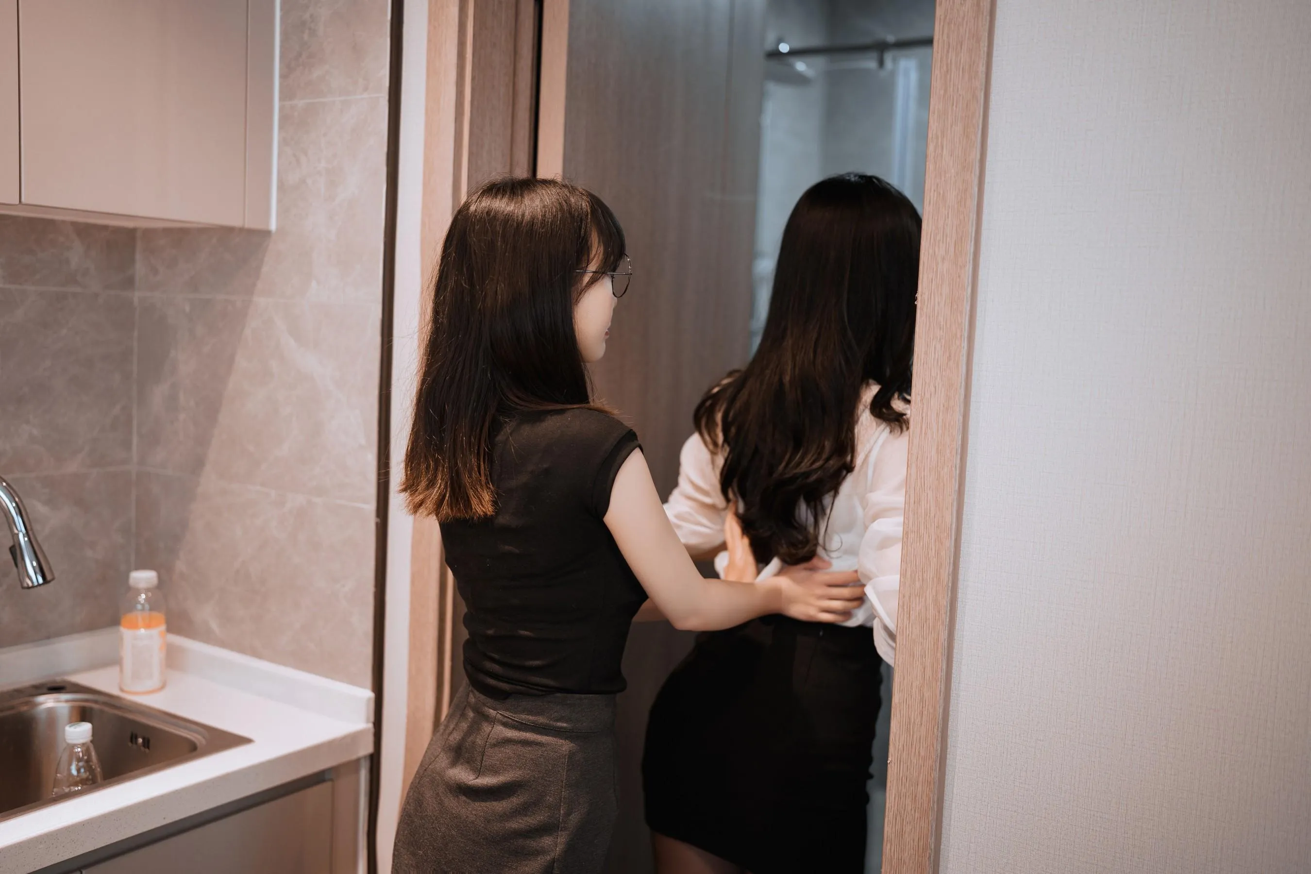 rioko凉凉子 – NO.92 面饼仙儿《黑丝ol制服双人》-OL百合篇 [42P]插图1